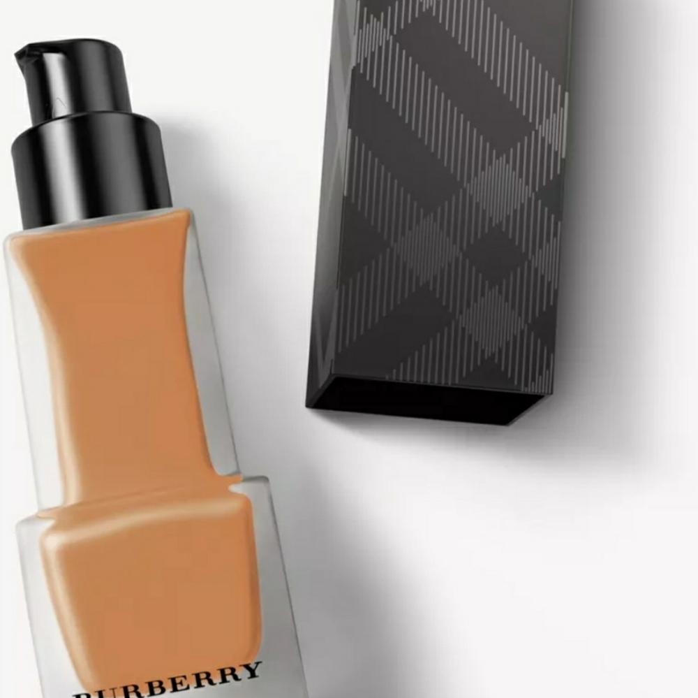 Burberry Matte Glow Foundation, Deep Neutral